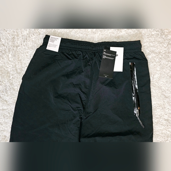 New Nike standard fit tapered leg regular length joggers/pants, size Large - Picture 2 of 7